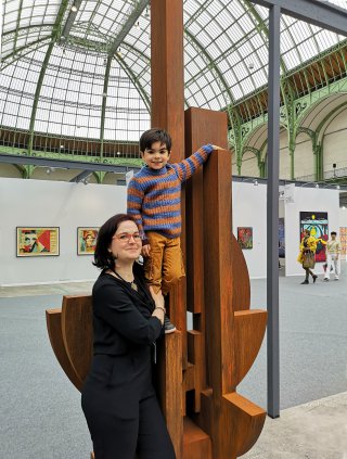 Les enfants peuvent monter sur les sculptures